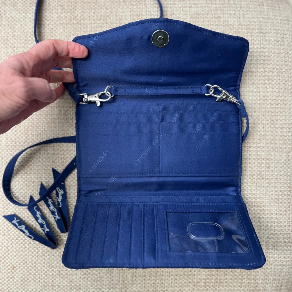 Vera Bradley crossbody navy blue quilted,EUC 7.5x4.5x.5”, clean, no stains ⬇️ - Picture 9 of 13